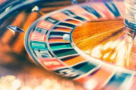 Teen Patti ကတ်ဂိမ်း table နှင့် ကဒ်ဖြန့်နေသောမြင်ကွင်း